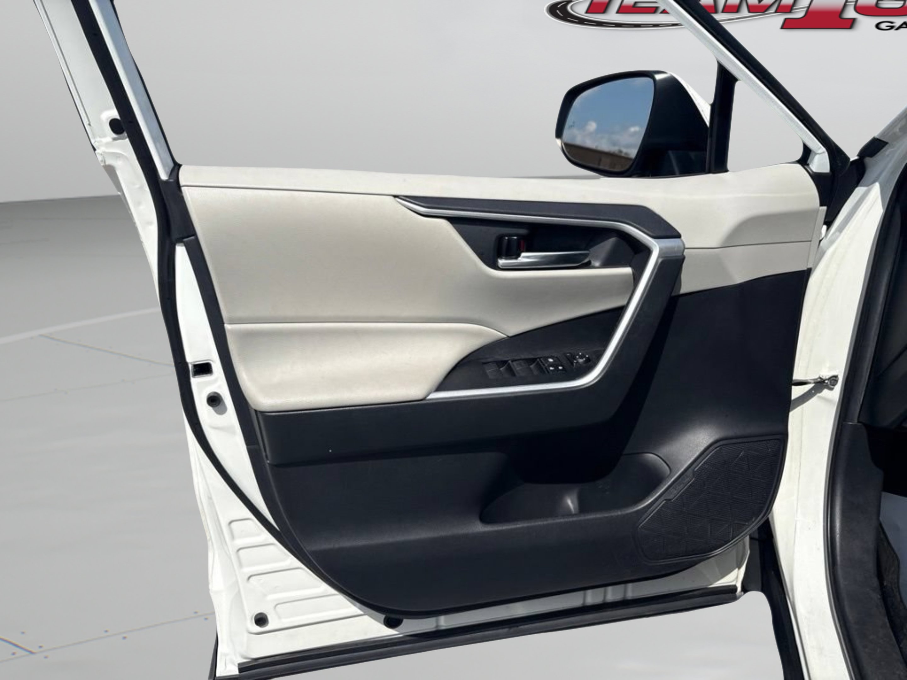 Used 2020 Super White Toyota XLE image 18