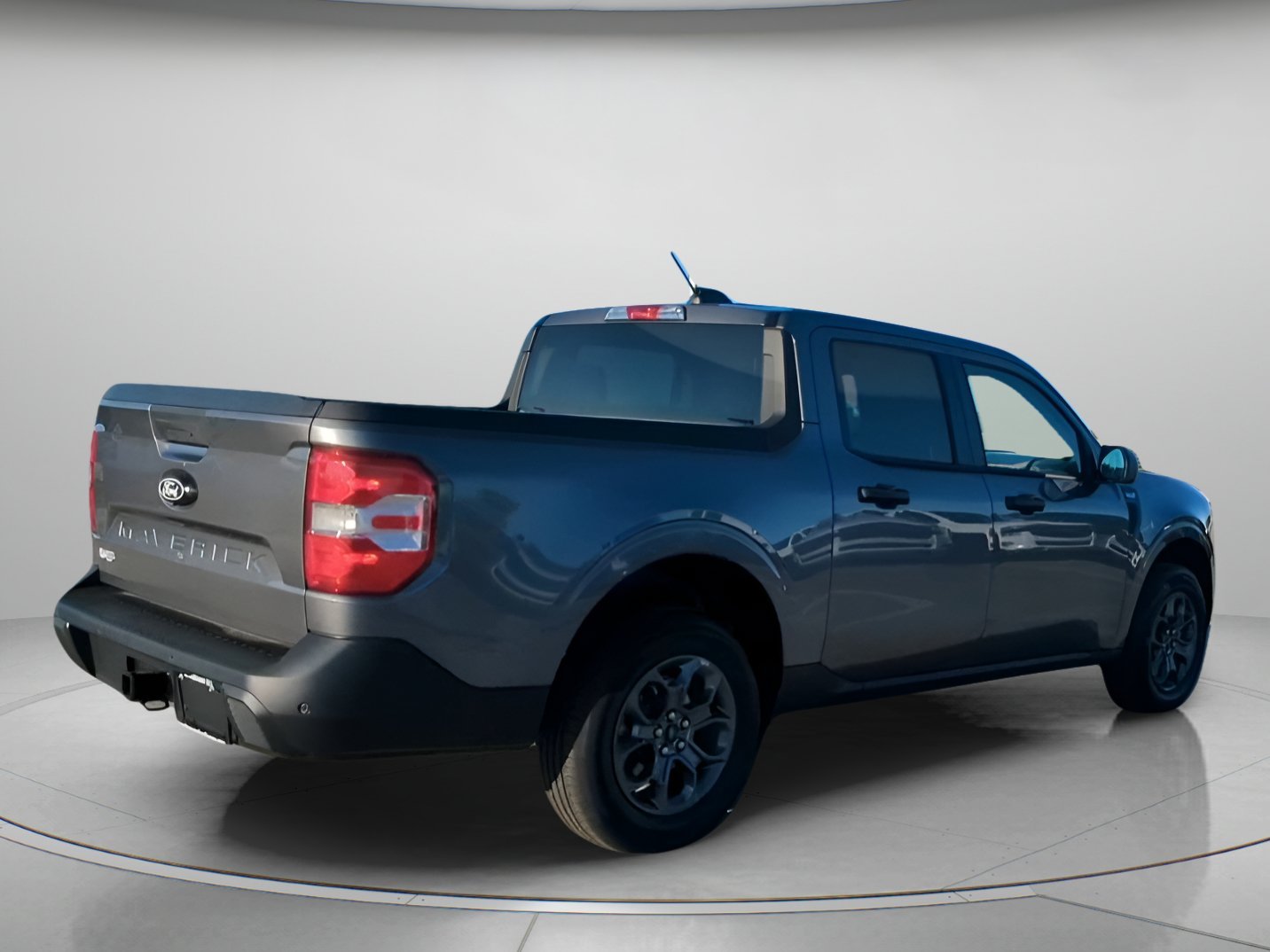 New 2026 Carbonized Gray Metallic Ford XLT image 25