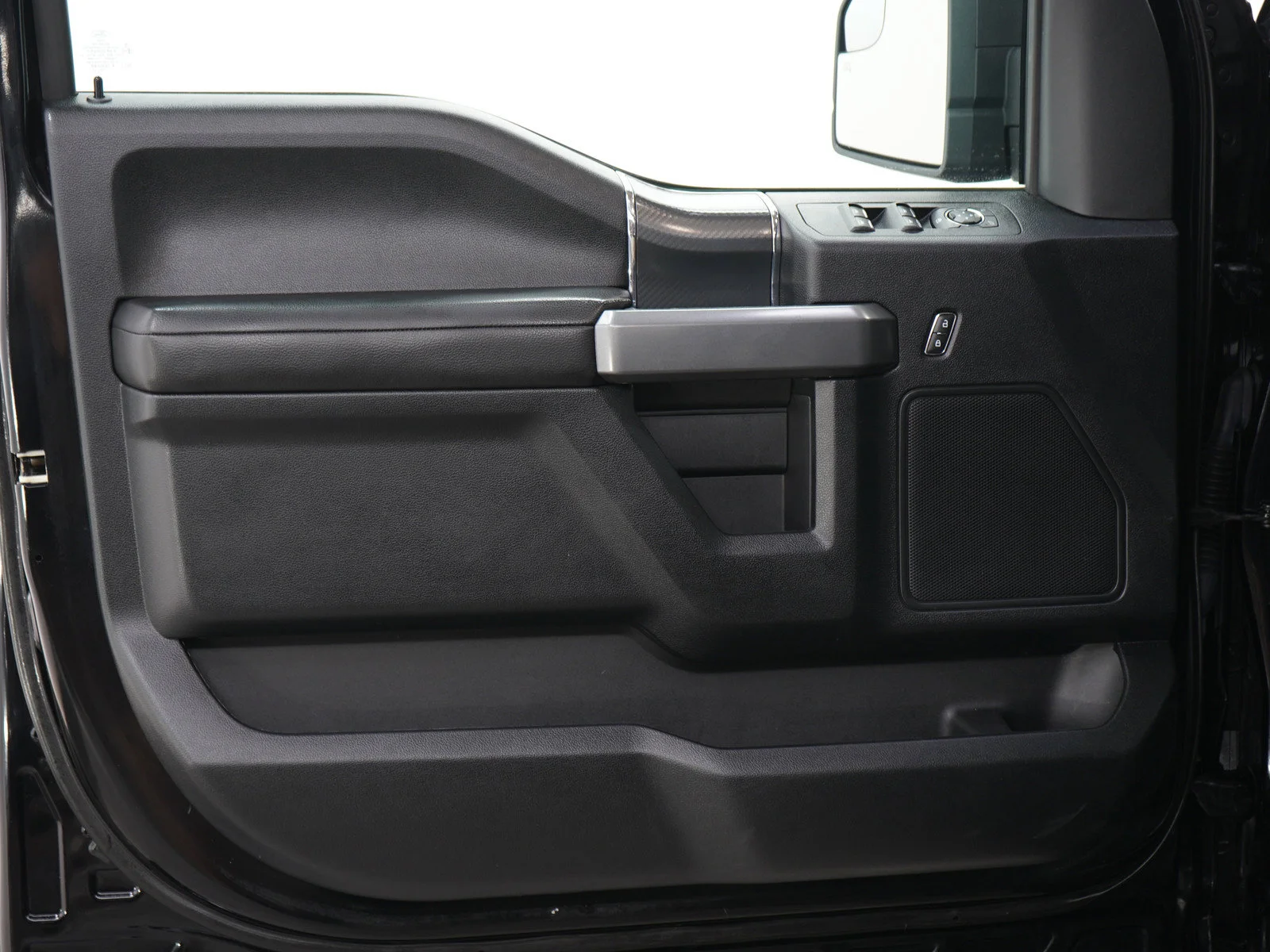 Used 2018  Ford XL image 20
