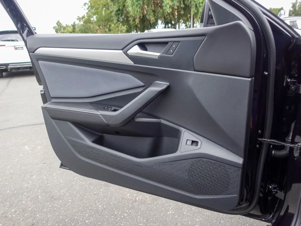 New 2026 Deep Black Pearl Volkswagen 1.5T SE image 17