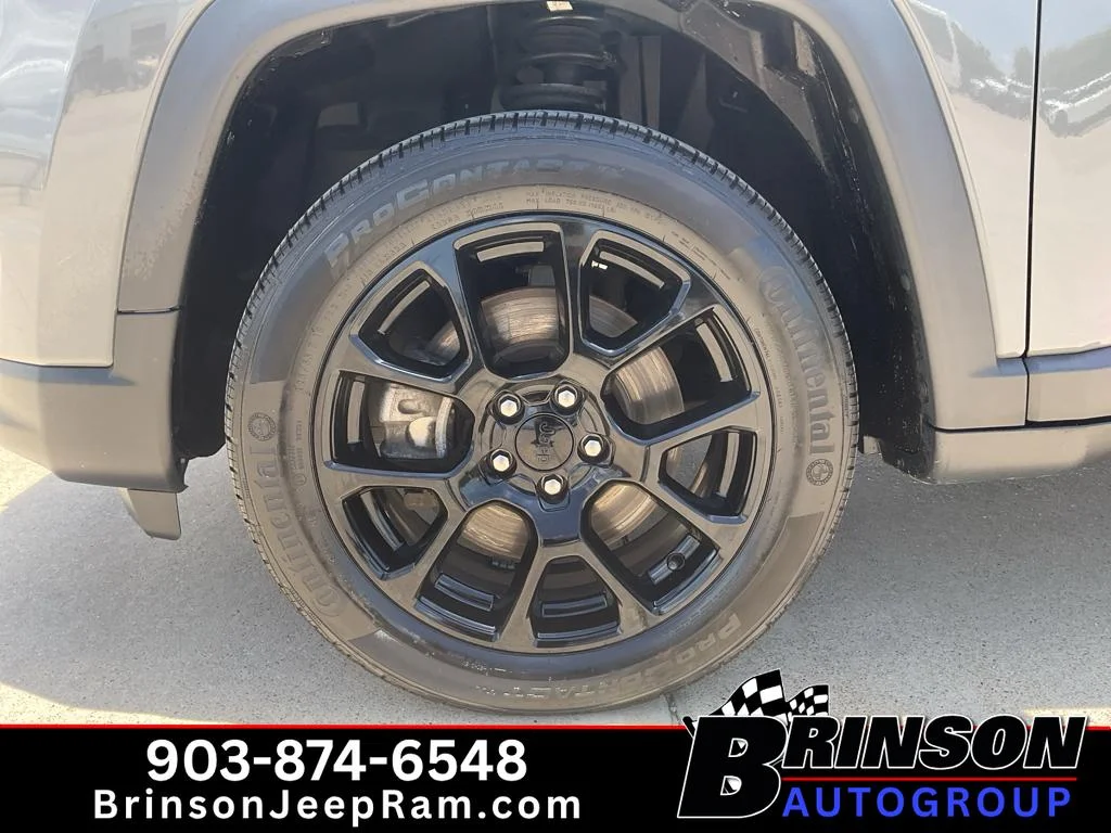 Used 2023 Grey Jeep Altitude image 15