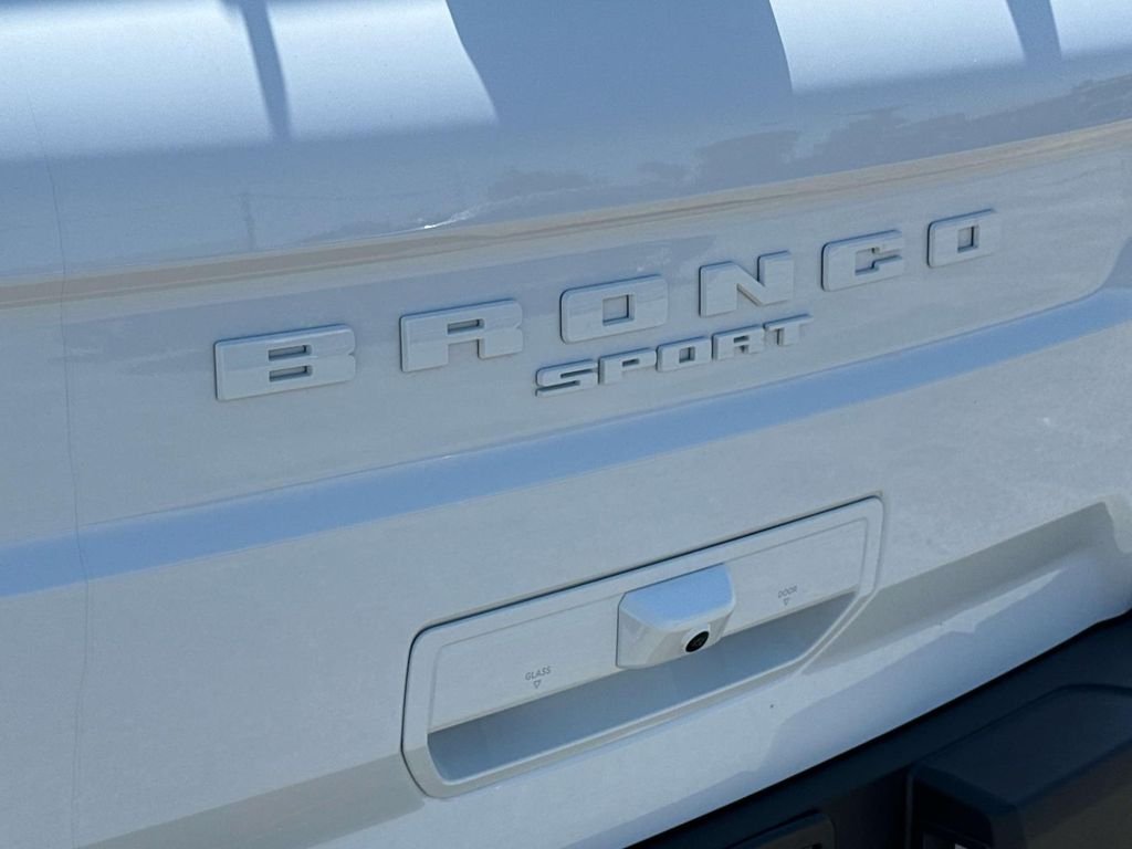 Used 2025 Oxford White Ford Badlands image 6