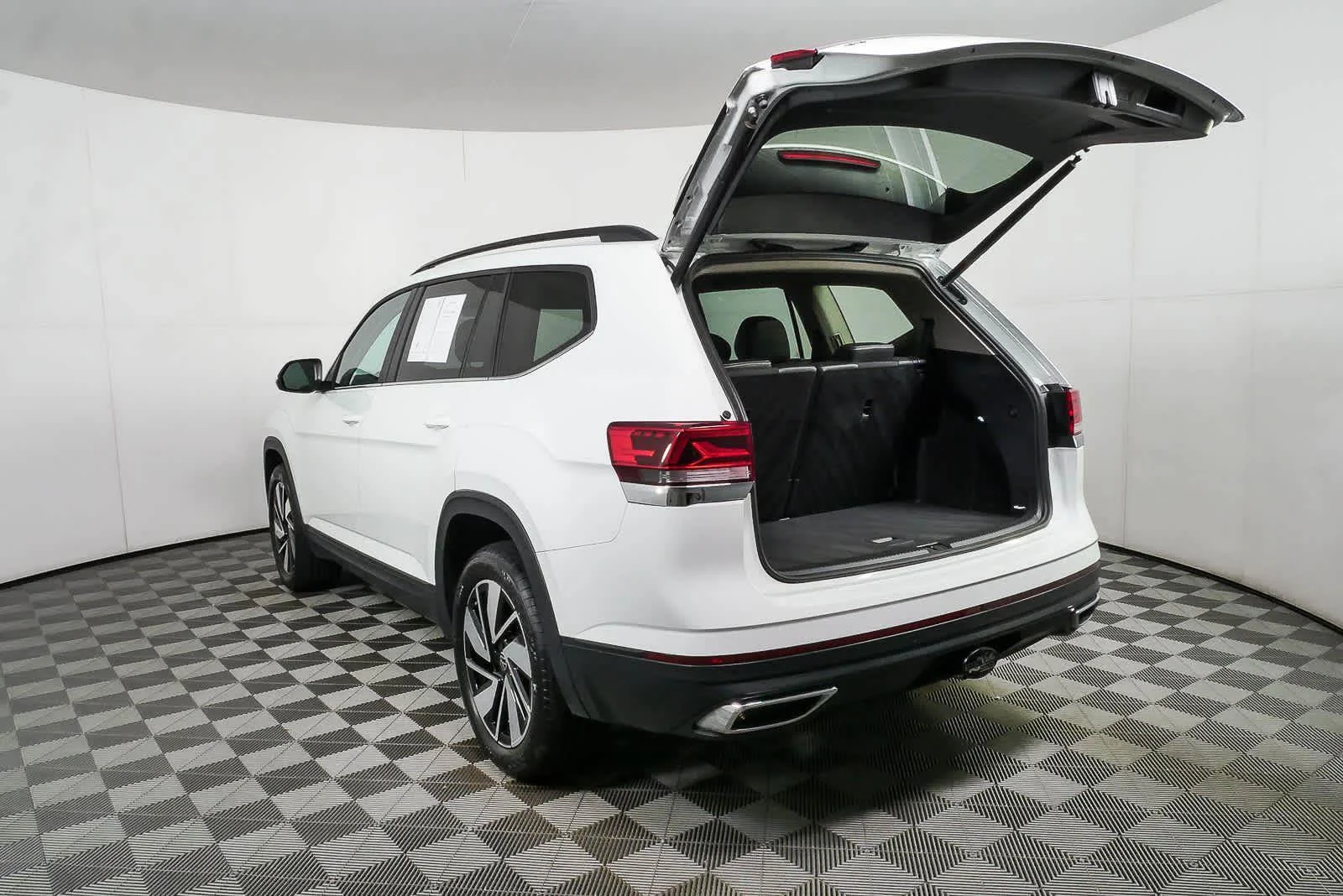 Certified Used 2025  VOLKSWAGEN SE image 31