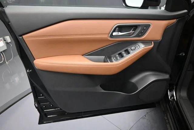 New 2026 Super Black Nissan Platinum image 9