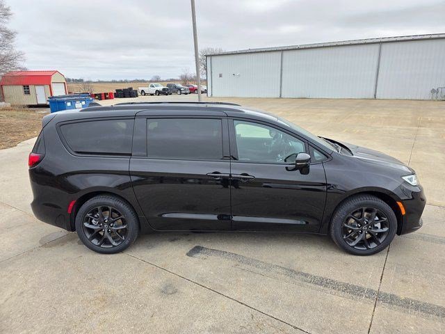 New 2026 Diamond Black Crystal Pearl-Coat Exterior Paint Chrysler Select image 8