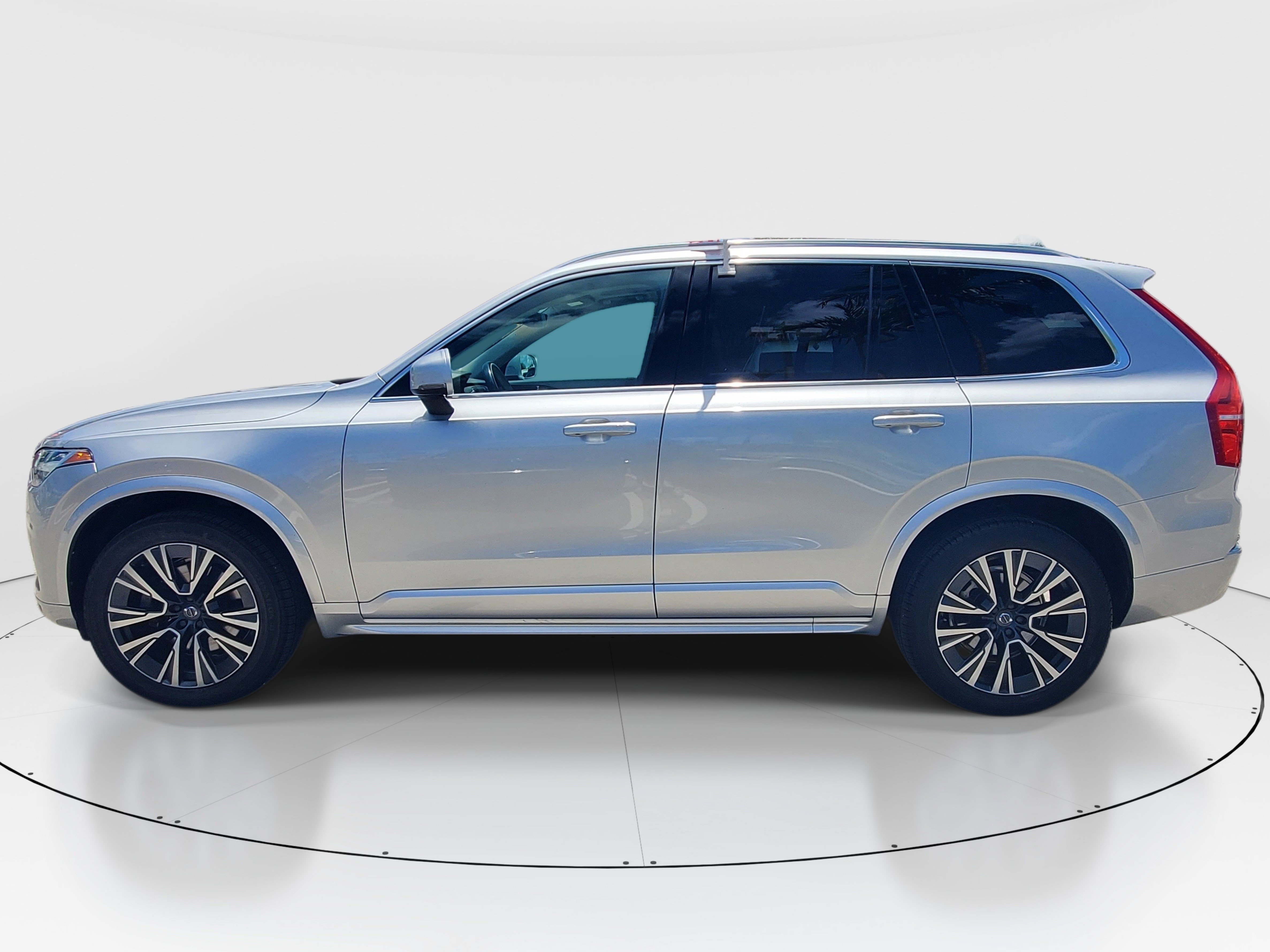 Used 2022 Bright Silver Metallic Volvo Momentum image 4