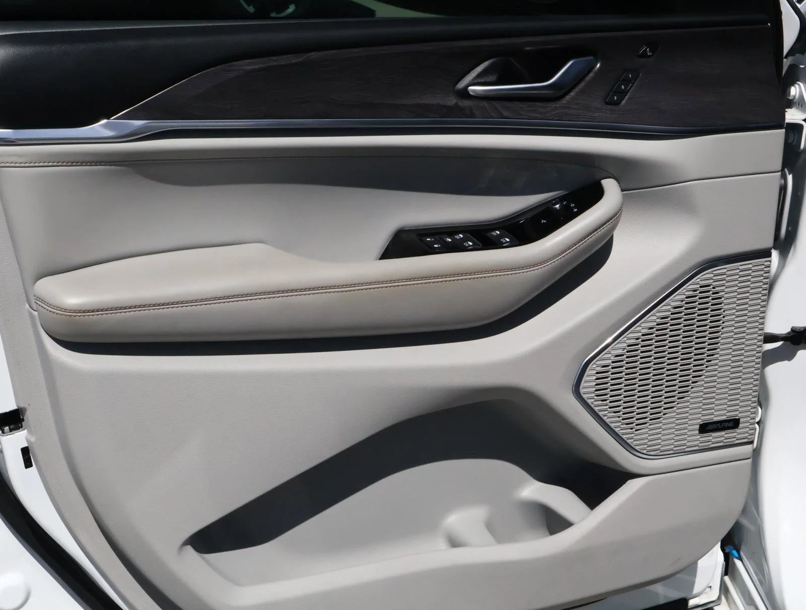 2023 Jeep Grand Cherokee Overland - Photo 16