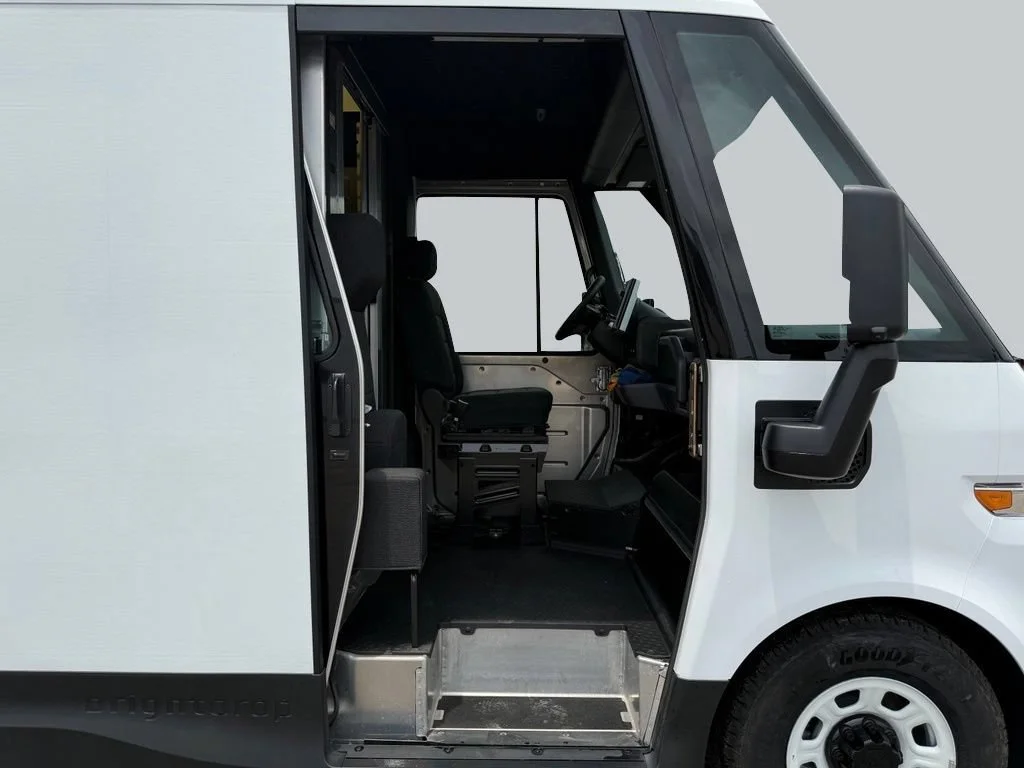 Used 2024 Oyster White BrightDrop EJY image 48