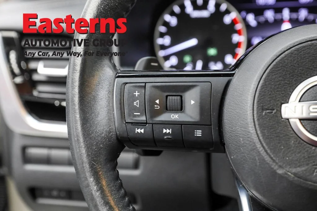 Used 2022 Silver Nissan SL image 15