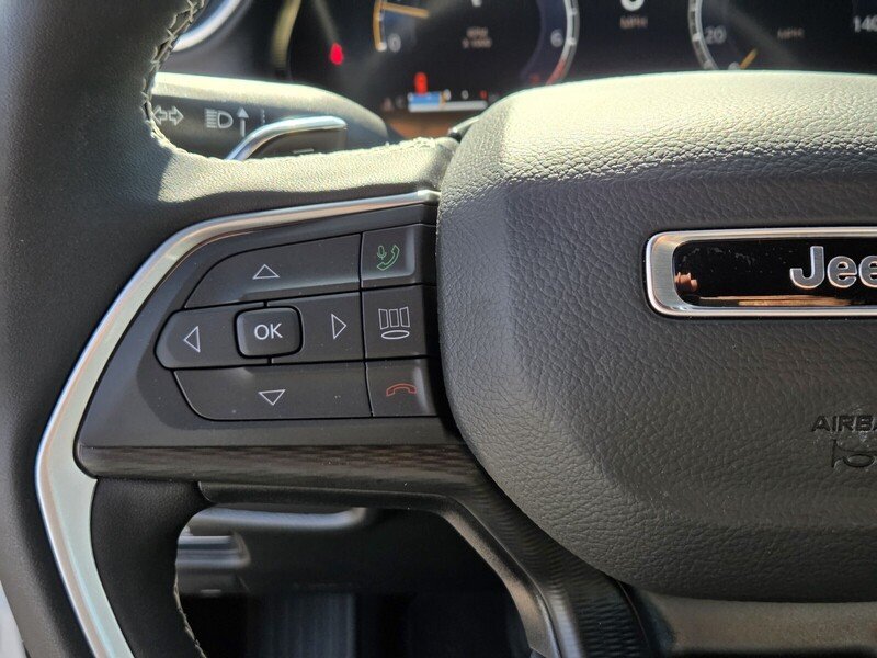 Used 2025 White/off-white Jeep  image 27