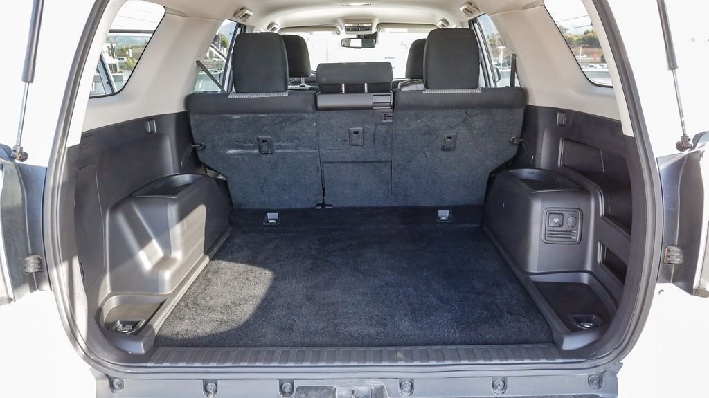 Used 2024 Ice Toyota SR5 image 30