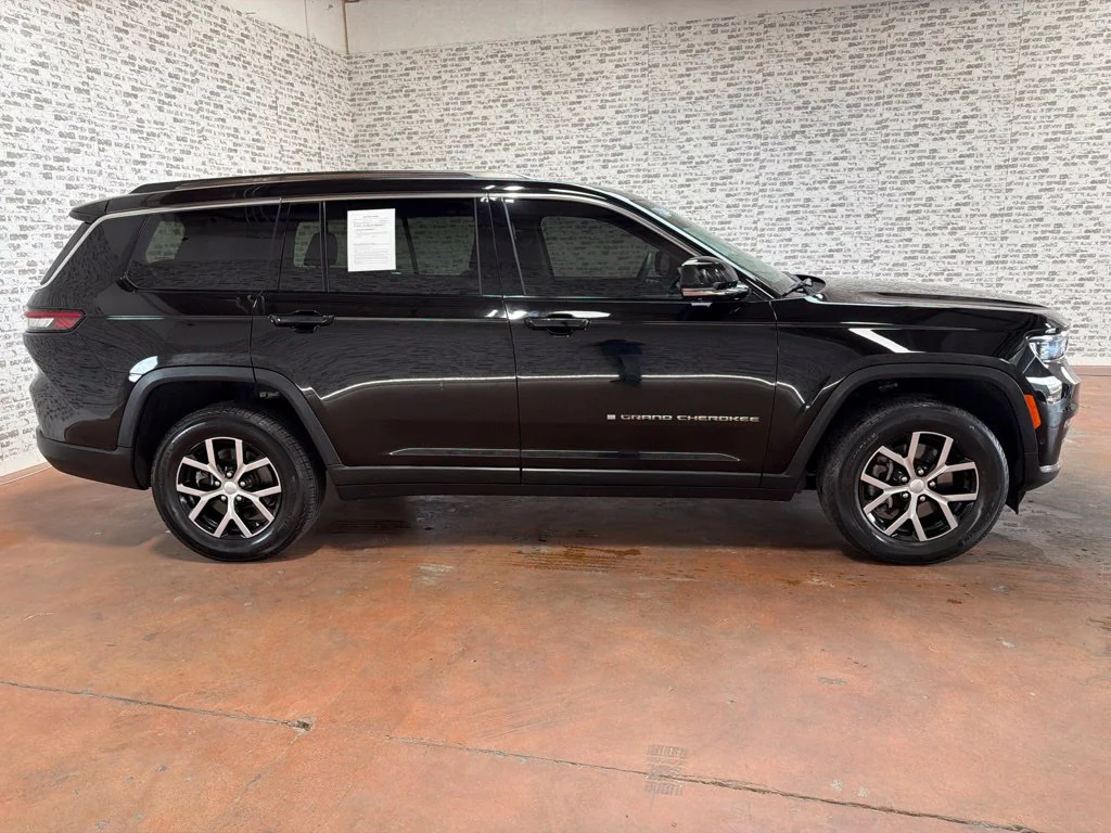 Used 2023 Diamond Black Crystal Pearlcoat Jeep Limited image 8