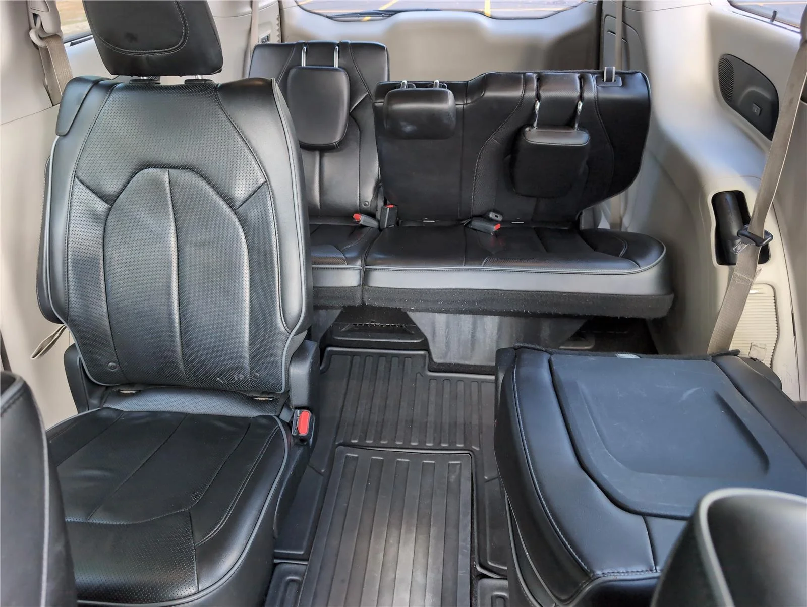 Used 2018 Bright White Clearcoat Chrysler Limited image 31