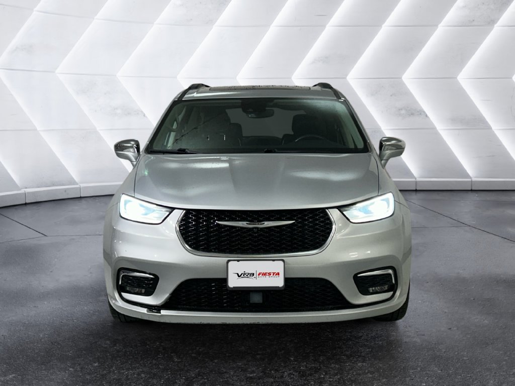 Used 2022 Silver Chrysler Limited image 2