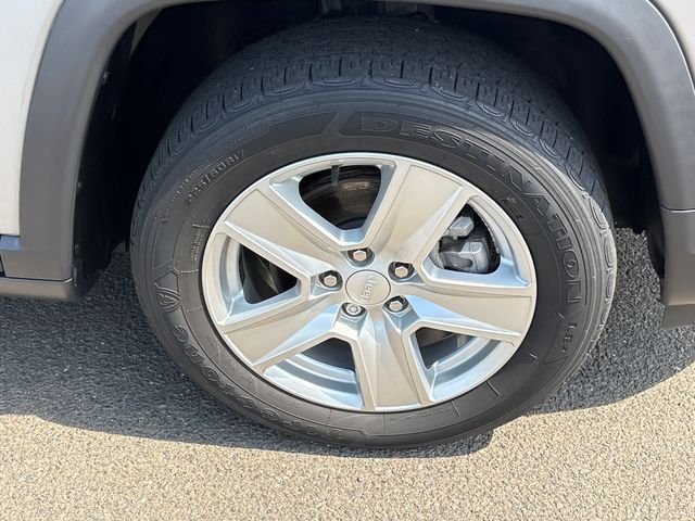 Used 2022 Silver Jeep Latitude image 7