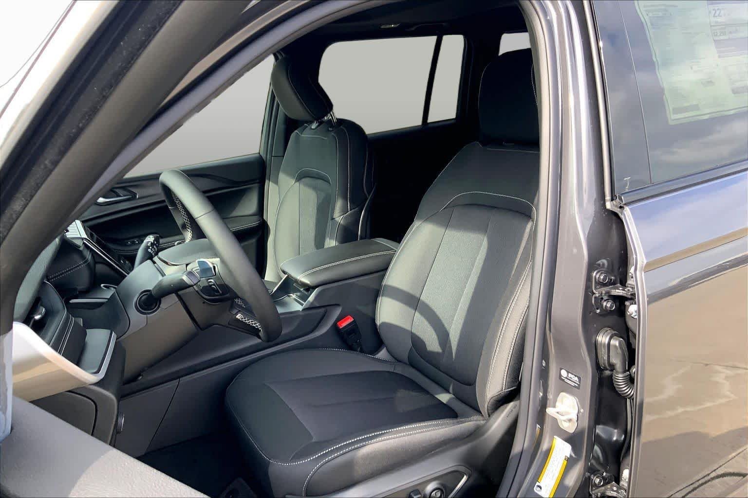 New 2026 Baltic Gray Metallic Clear-Coat Exterior Paint Jeep Laredo X image 9