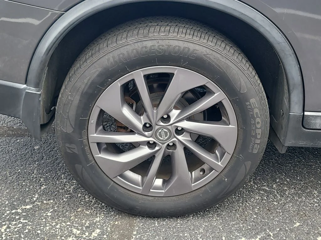 Certified Used 2016 Gray Nissan SL image 5