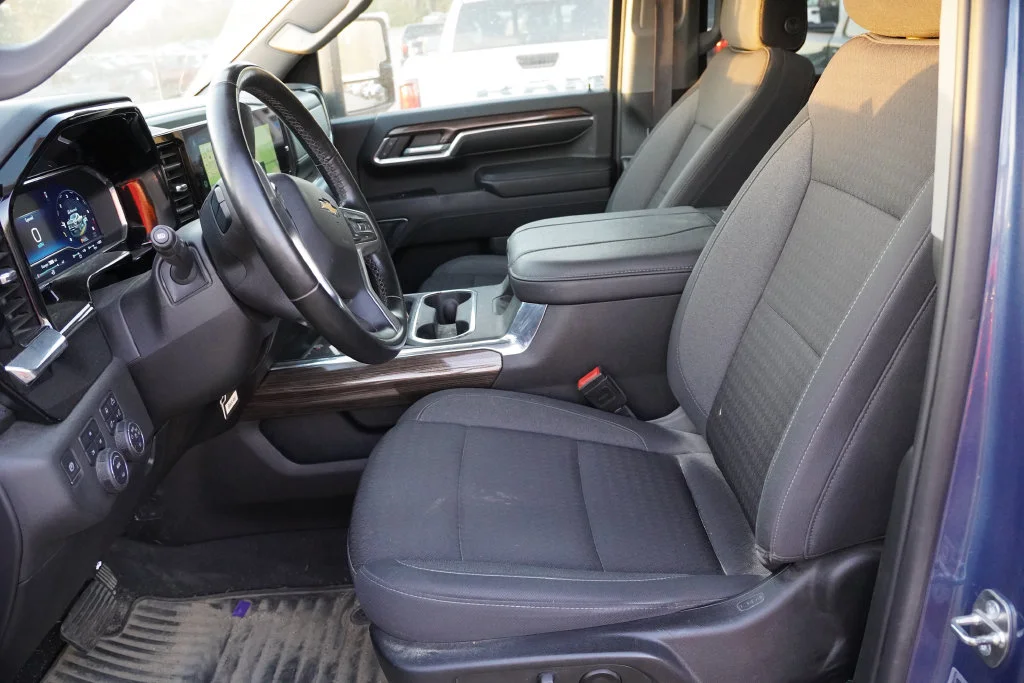 Used 2024 Lakeshore Blue Metallic Chevrolet LT image 4