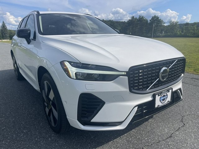 Used 2024 White Volvo Plus Dark Theme image 6