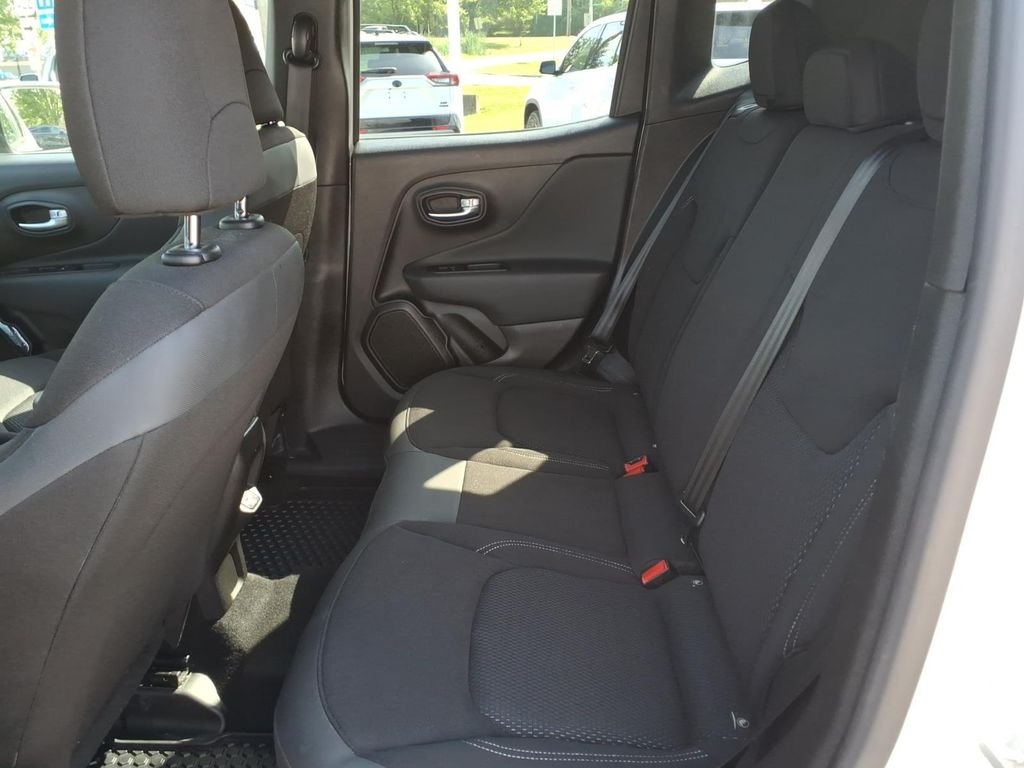 Used 2022 Alpine White Clearcoat Jeep Altitude image 13