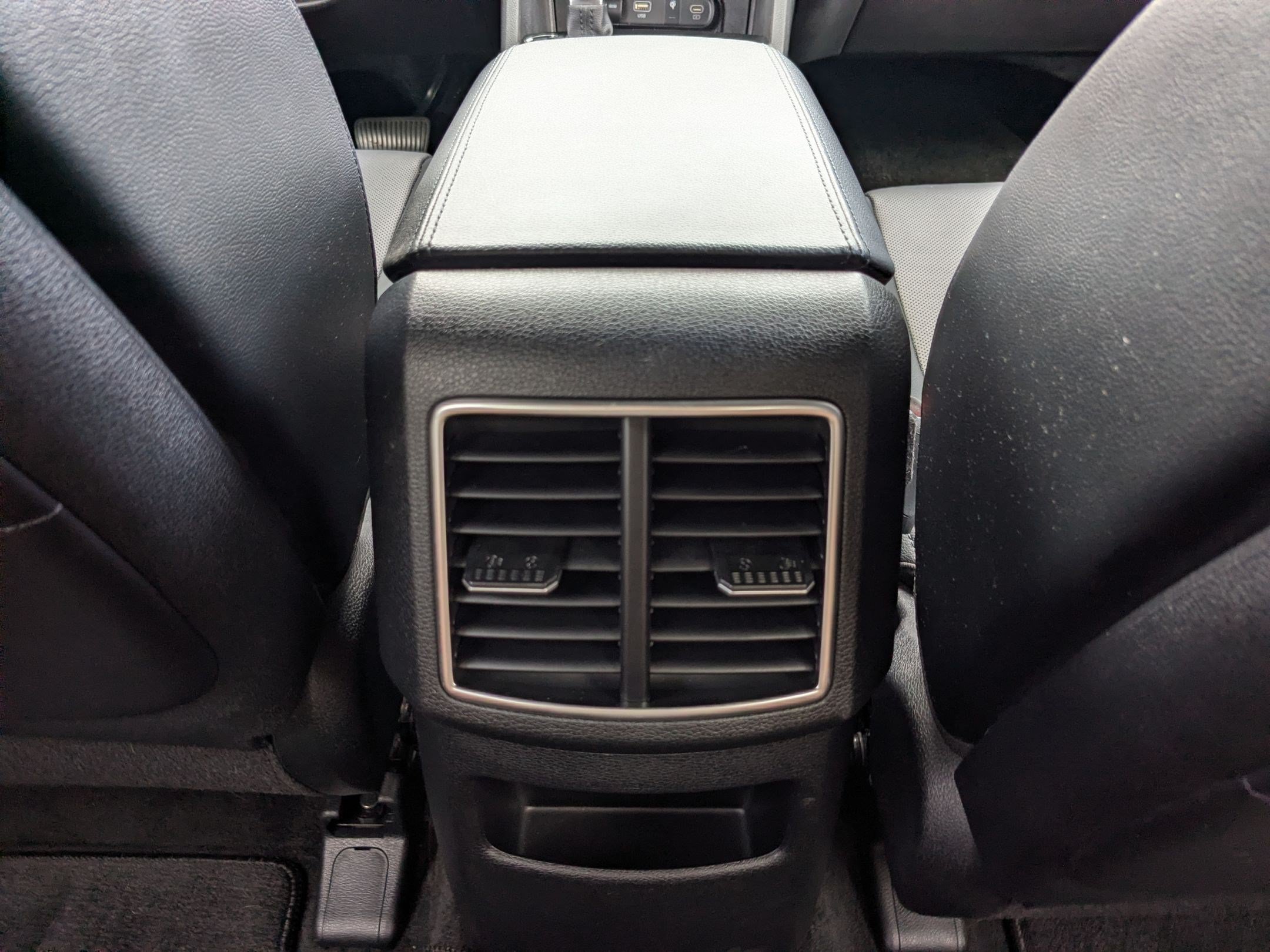 Used 2024 Wolf Gray Kia X-Line image 27