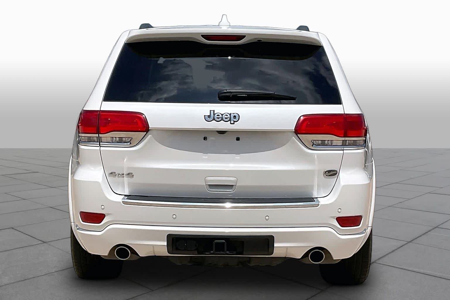 Used 2018 Ivory 3-Coat Jeep Overland image 4