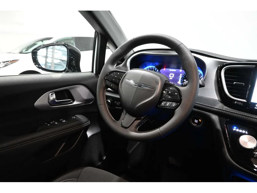2024 Chrysler Pacifica Touring - Photo 26