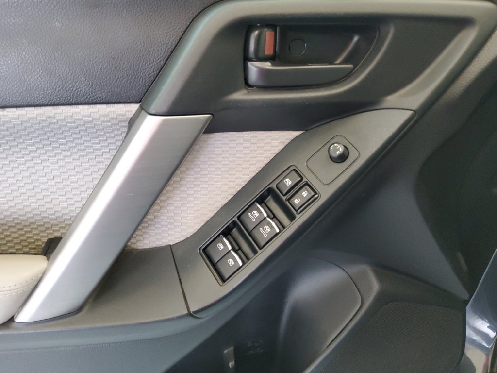 Used 2018 Gray Subaru 2.5i Premium image 12