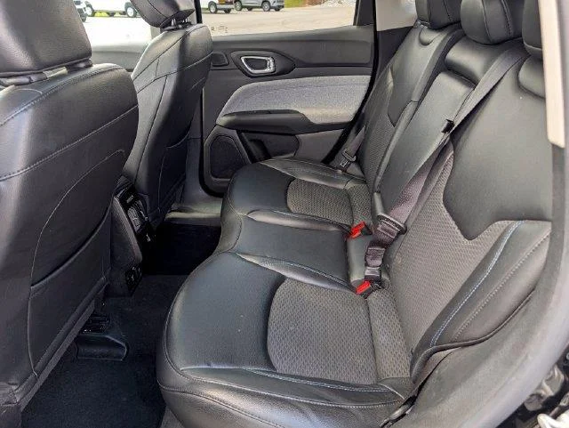 Used 2022  Jeep Latitude image 25