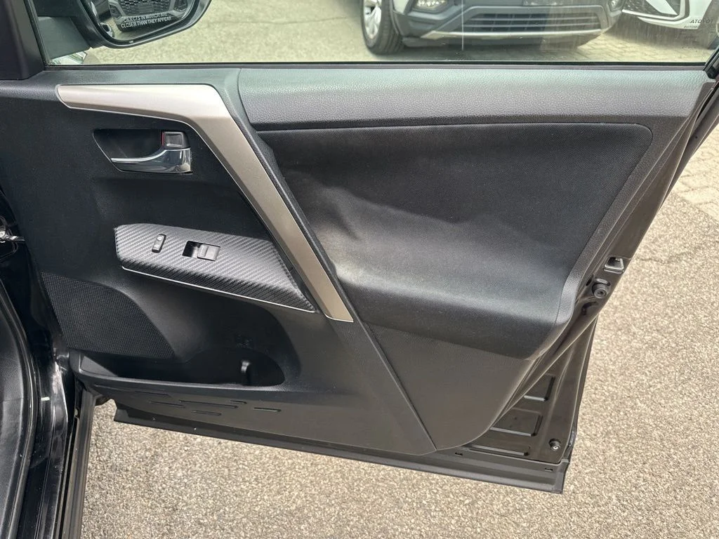 Used 2015 Black Toyota XLE image 32