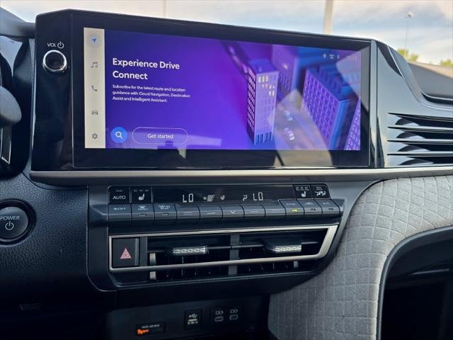Certified Used 2025 WIND CHILL PEARL Toyota  image 30