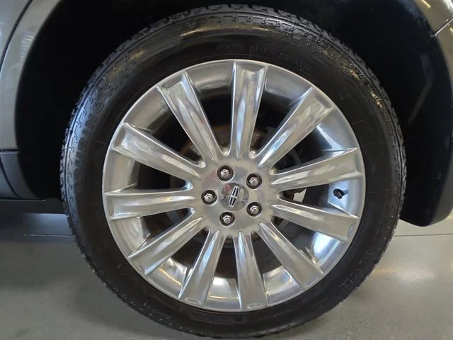 Used 2012 Gray Lincoln Base image 27