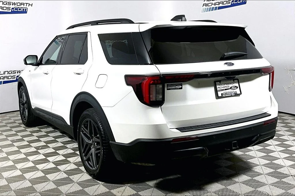 Used 2025 White Metallic Ford ST-Line image 8