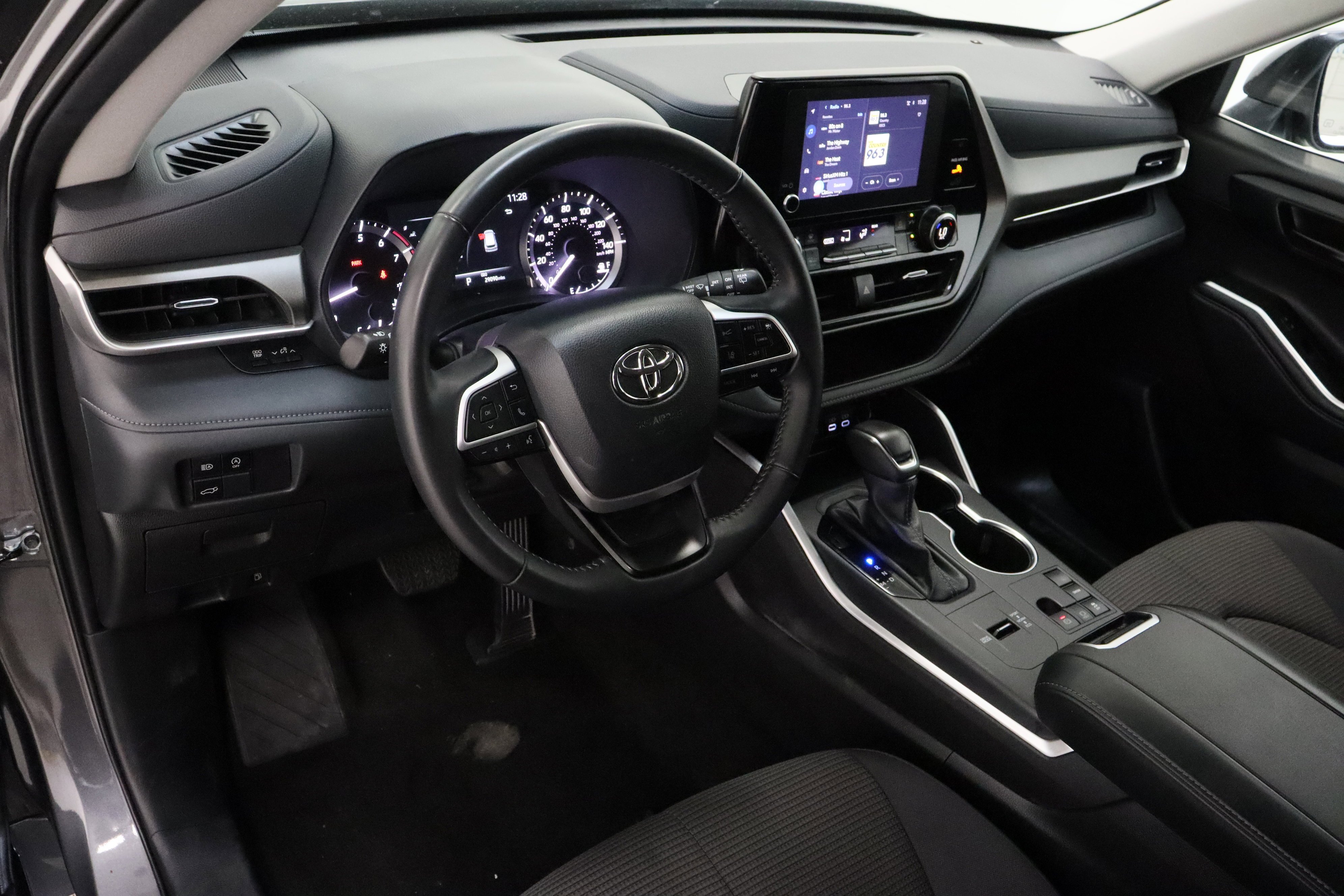 2025 Toyota Highlander LE - Photo 13