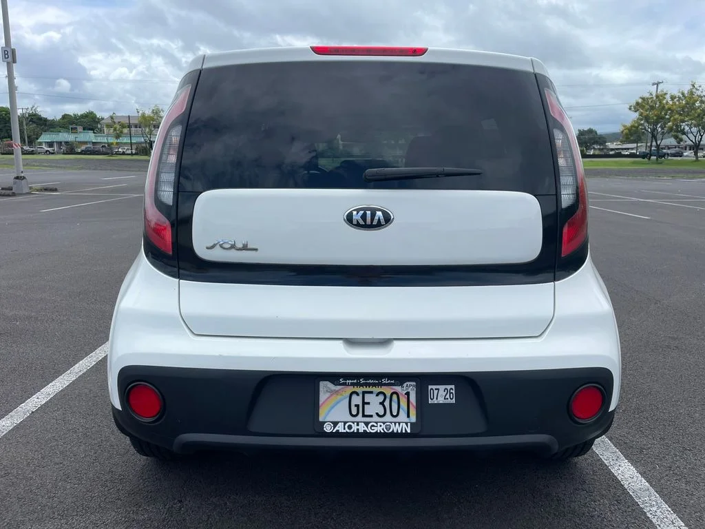 Used 2018 White Kia Base image 7