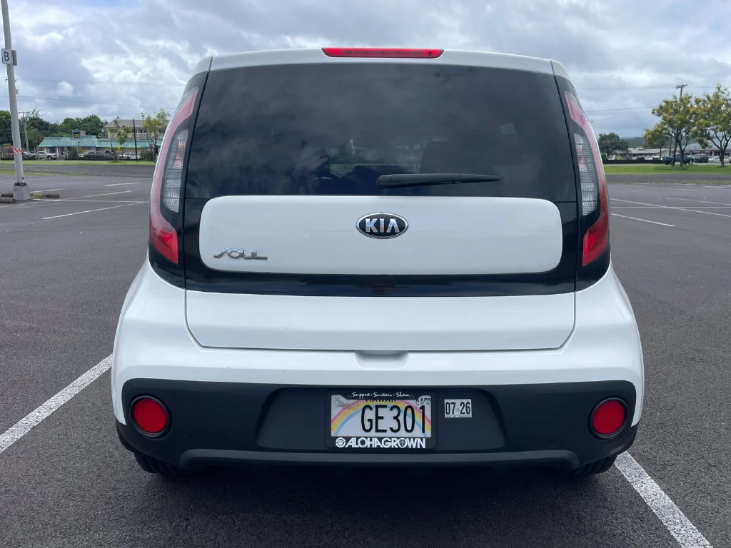 Used 2018 White Kia Base image 7