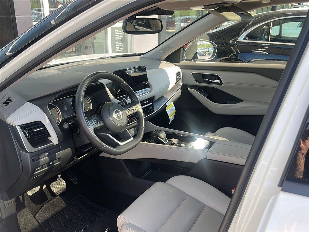 Used 2021 Pearl White Tricoat/Super Black Nissan SL image 8