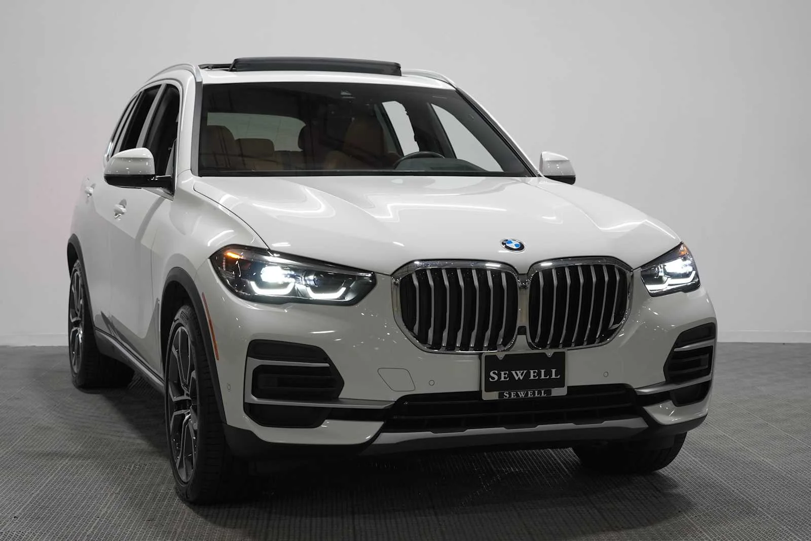 Certified Used 2023 Alpine White BMW sDrive40i image 3