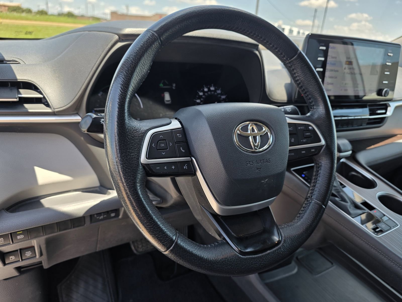 Used 2021 Silver Toyota XLE image 10