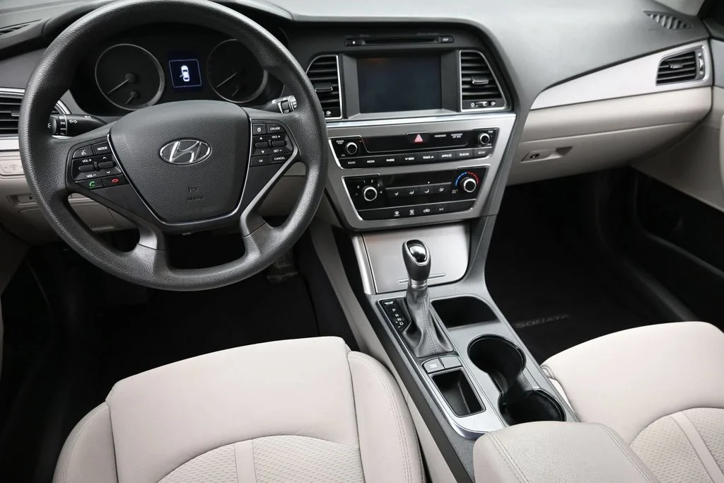 Used 2017 Black Hyundai SE image 14