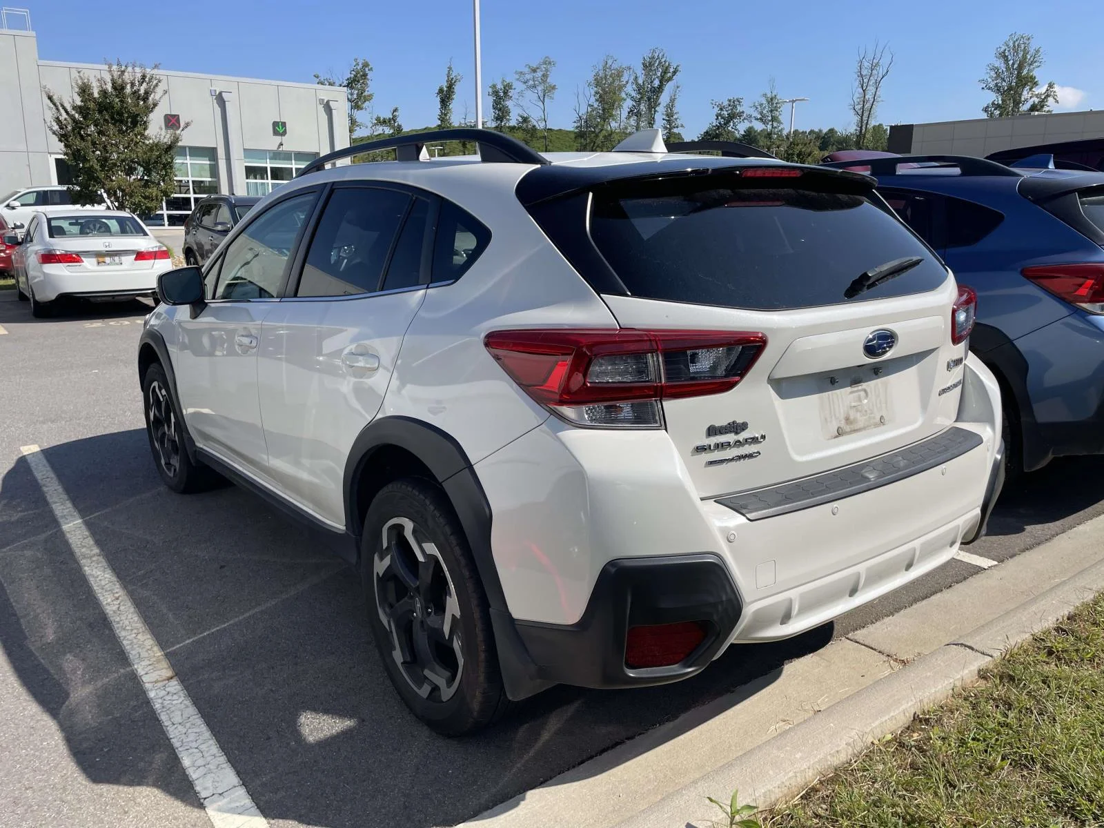 Used 2021 Crystal White Pearl Subaru Limited image 3