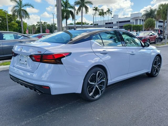 New 2026 Gray Sky Pearl / Super Black Two-tone Nissan SR image 4