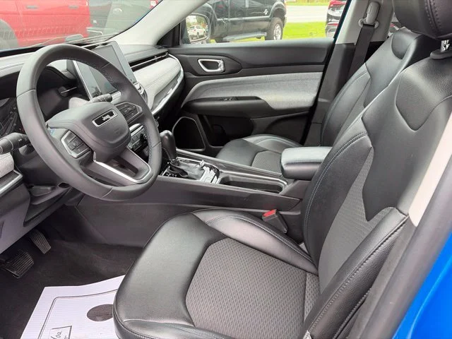 Used 2022 Blue Jeep Latitude image 11