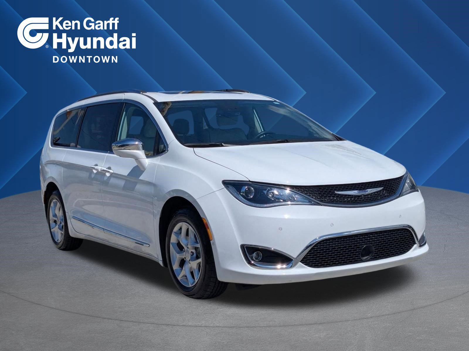 2020 Chrysler Pacifica Limited's photo