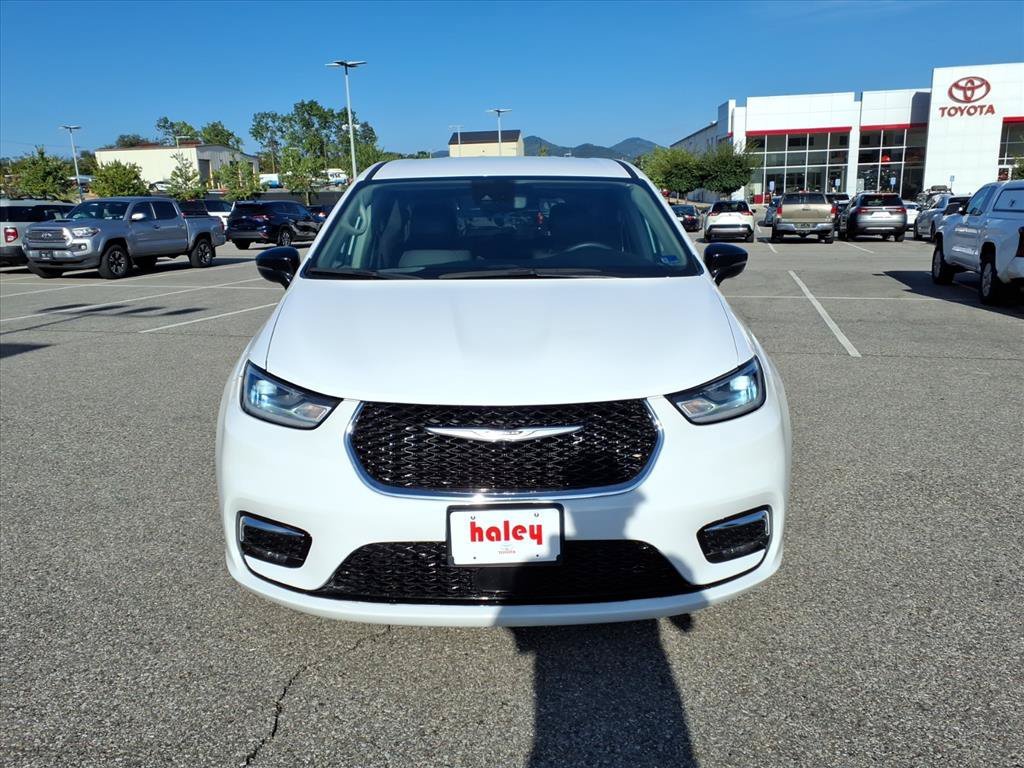 Used 2024 White Chrysler Touring L image 10