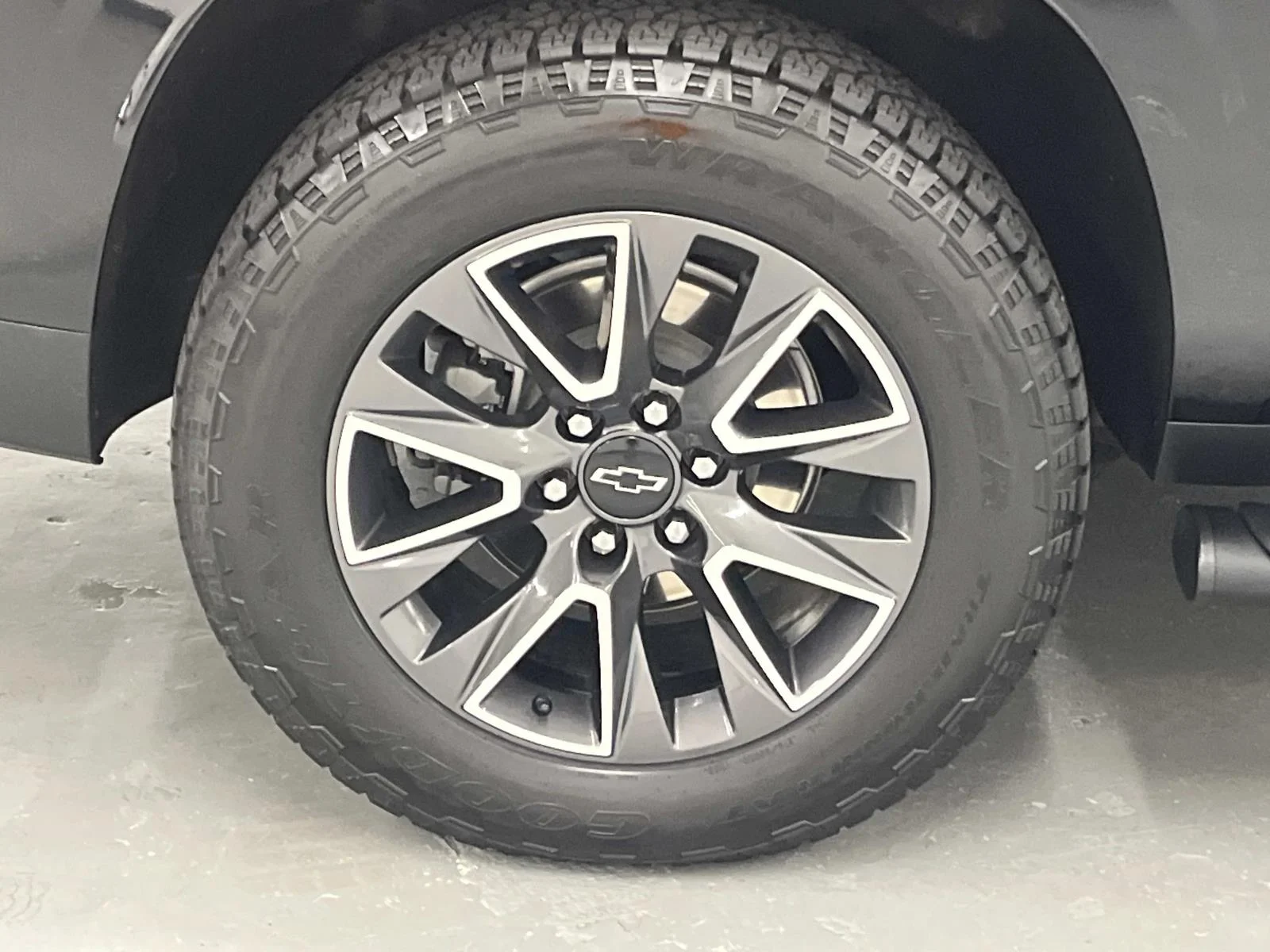 Used 2023 BLACK Chevrolet Z71 image 9
