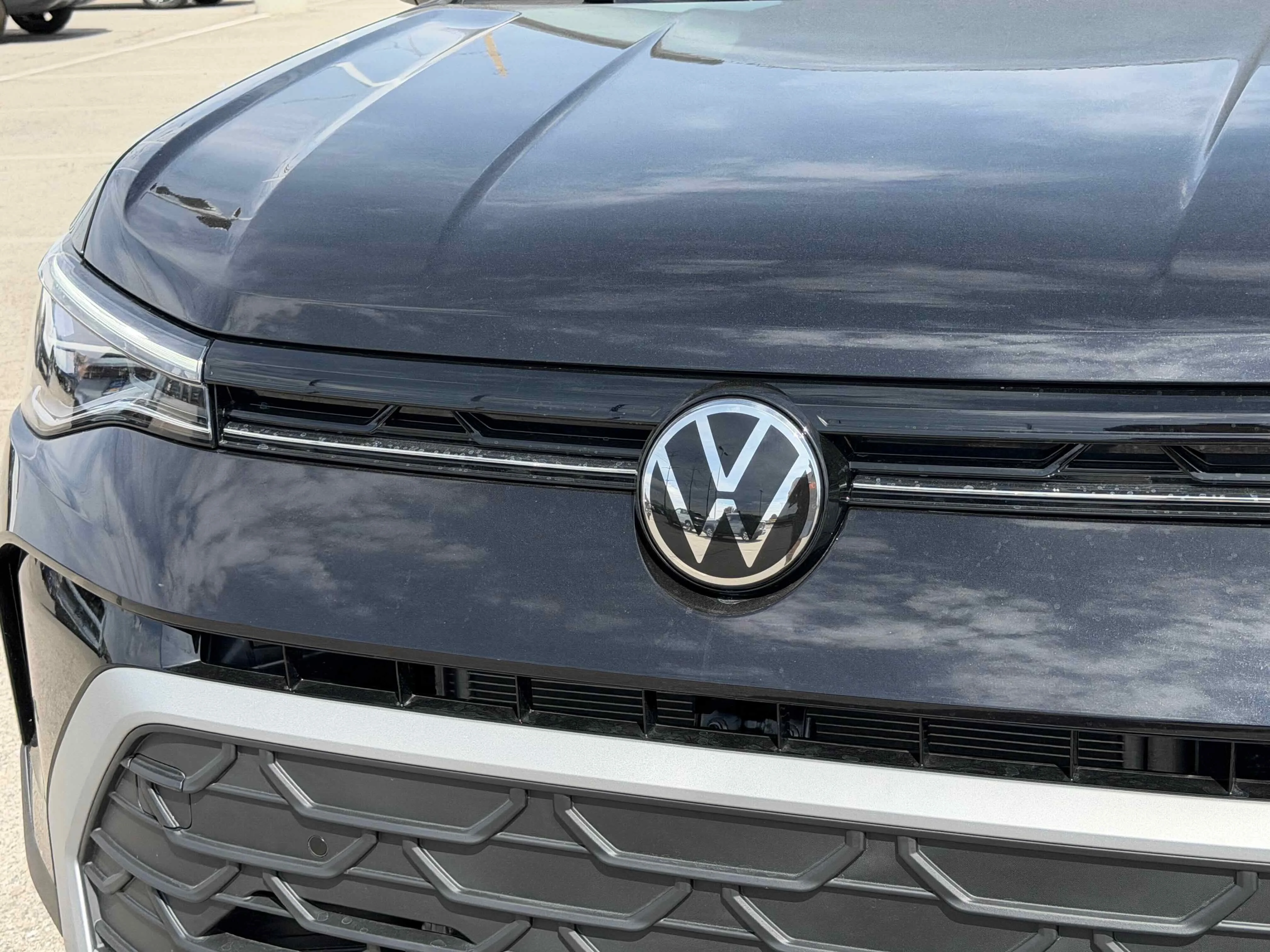 New 2026 Deep Black Volkswagen SE image 11