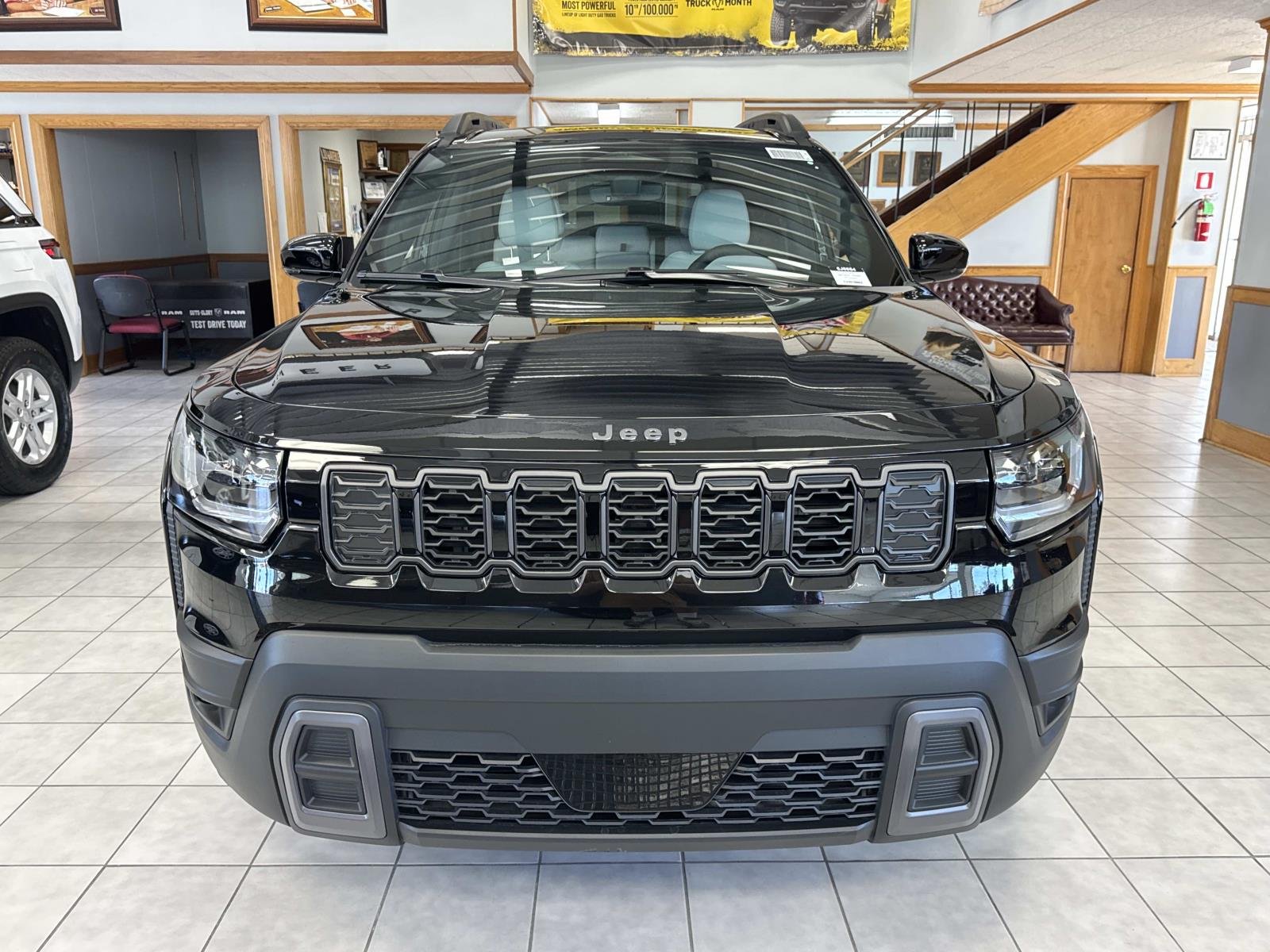 New 2026 Diamond Black Crystal Pearl-Coat Exterior Paint Jeep Limited image 2