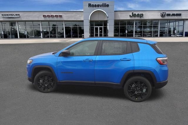 New 2026 Hydro Blue Pearl-Coat Exterior Paint Jeep Latitude image 6