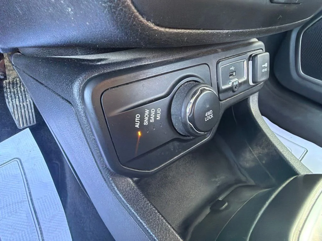Used 2018 Silver Jeep Limited image 26